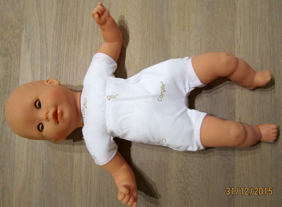 Baby Corolle 36 cm. Mål. Mål din dukke og se om den passer tøjet til disse opskrifter. (opskrifter kommer under disse mål)

Hovedomkreds 31 cm.

Ansigts omkreds halsside til halsside (kyse) 26 cm.

Omkreds hals 17 cm.

Hals til skridt foran 16 cm. og bagpå 21 cm.

Armlængde 9,5 cm.

Overarm 11 cm.

Håndled 8 cm.

Ærmegab 13 cm.

Skulder til skulder over nakken, ryggen, 11 cm.

Ryggen bredde 12 cm.

Linning 18,5 cm. Linning til skridt foran 10 cm. og bag 12 cm.

Benlængde 13 cm.

Ankel 9,5 cm.

Fodlængde 5,5 cm.

Omkreds fod 8 cm.

Omkreds lår 14 cm.