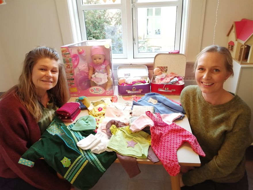 Julegaver og gaver til legestuen blev afleveret på Hillerøds krisecenter d. 19.12.2019 her er det Mette og Karina der tager imod. 😊 😊  🥰